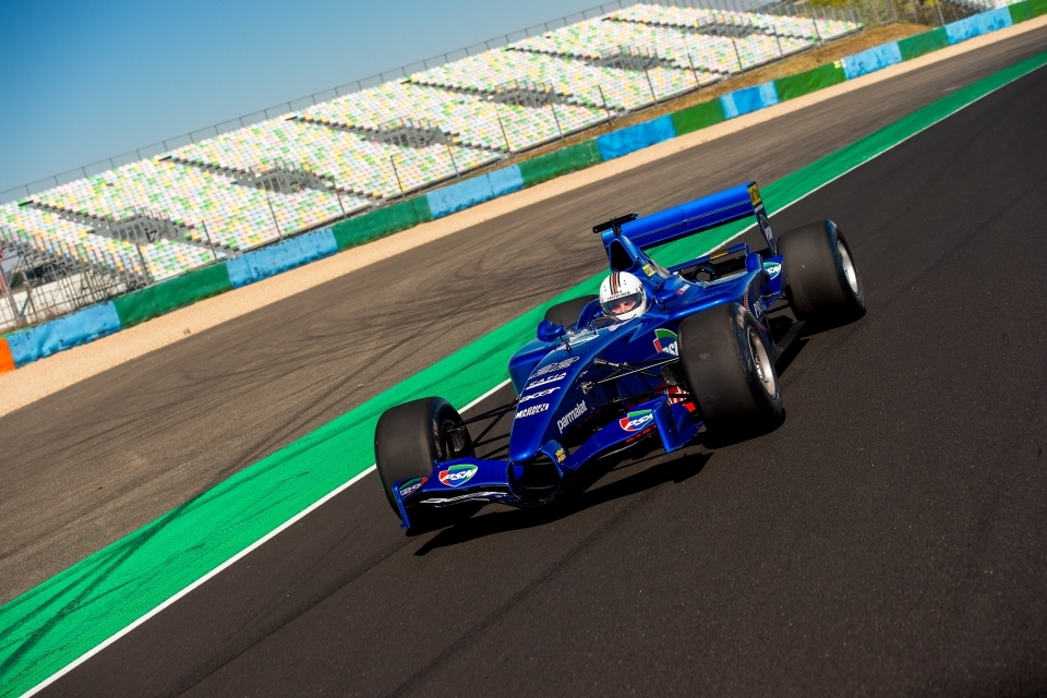 F1 driving course PERFORMANCE - 20 min E (X2) + F1 towers - Magny-Cours Grand Prix Circuit