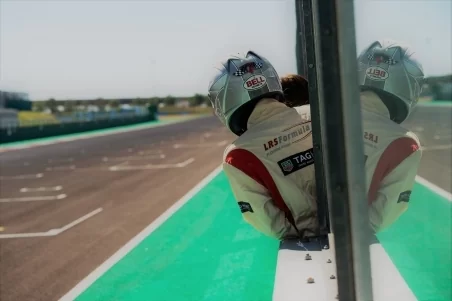 Stage de pilotage F1 PERFORMANCE – 20 min FR (X2) + tours F1 – Circuit de Magny-Cours Club